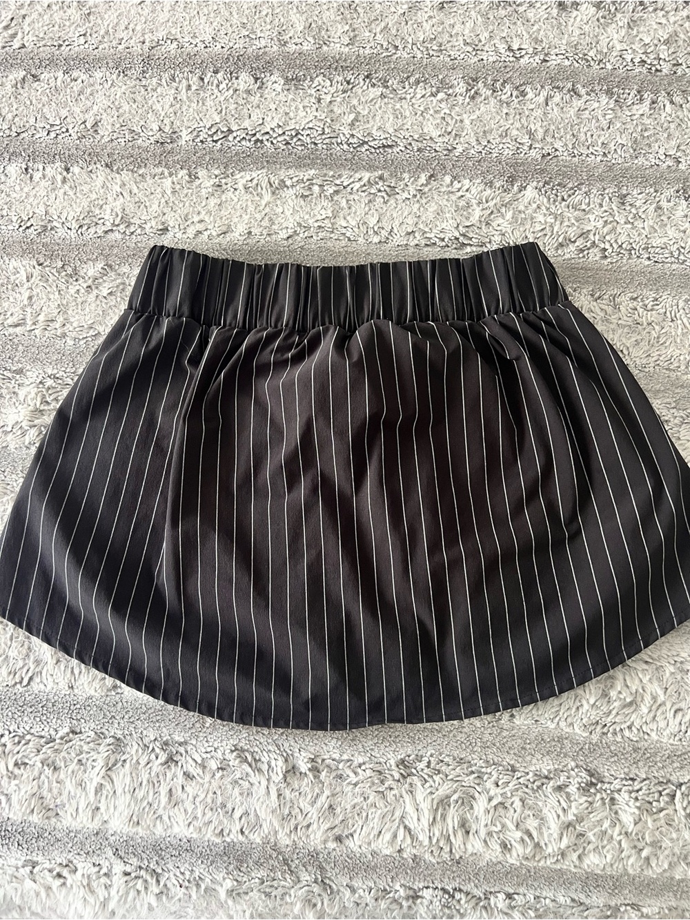 ALO Yoga Black Pinstripe Athletic Skort - Picture 4 of 4